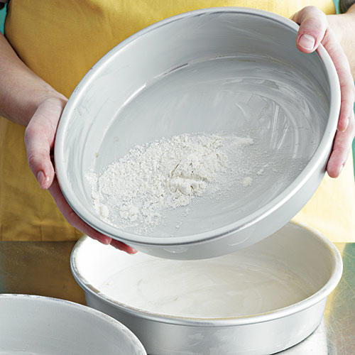vaihe 7: Lightly Coat Pans with Flour