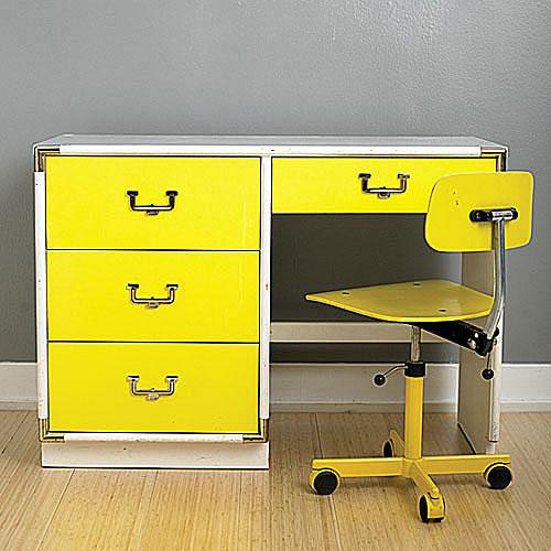 svijetao yellow desk and roller chair