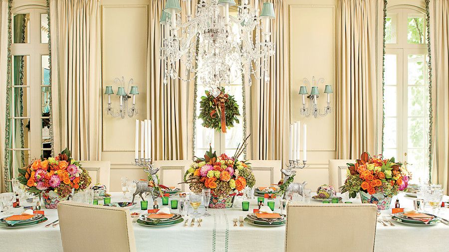 डेनिएल Rollins' Holiday dining and tablesetting decorations