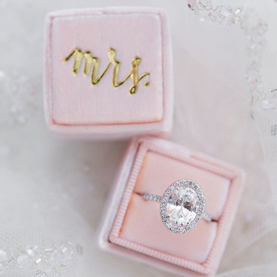 Ovális Halo Diamond Engagement Ring