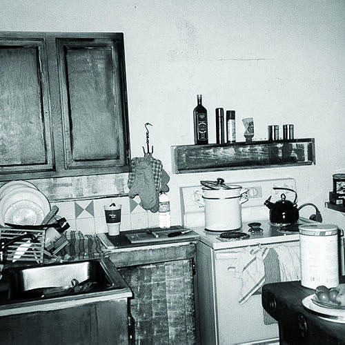 alkuperäinen photo of an old kitchen in a beach shack with cramped space