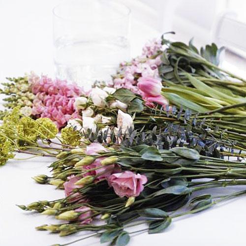 किस तरह to Make a Posy Bouquet: Remove Foliage 