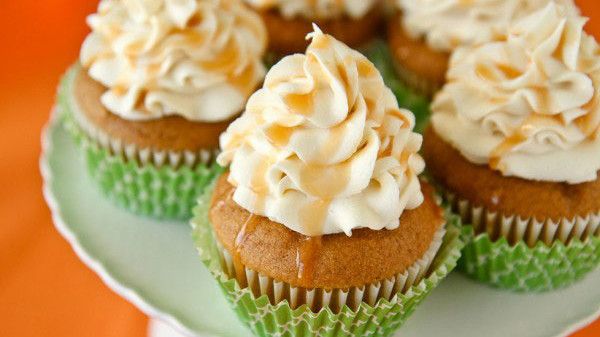 कद्दू Cupcakes With Caramel Cream Cheese Frosting