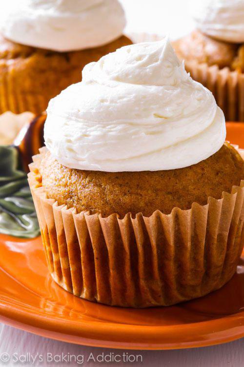 मसालेदार Pumpkin Cupcakes with Marshmallow Frosting