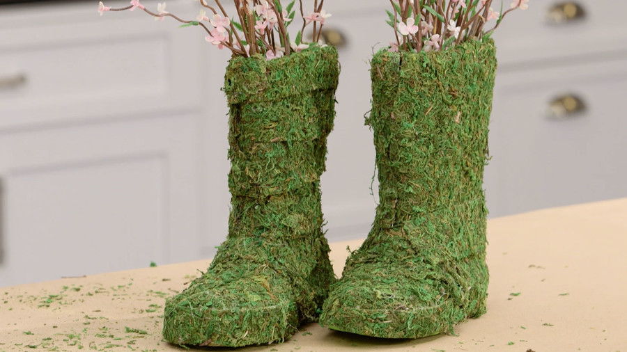 क्राफ्ट Moss-Covered Rainboot Bouquets 