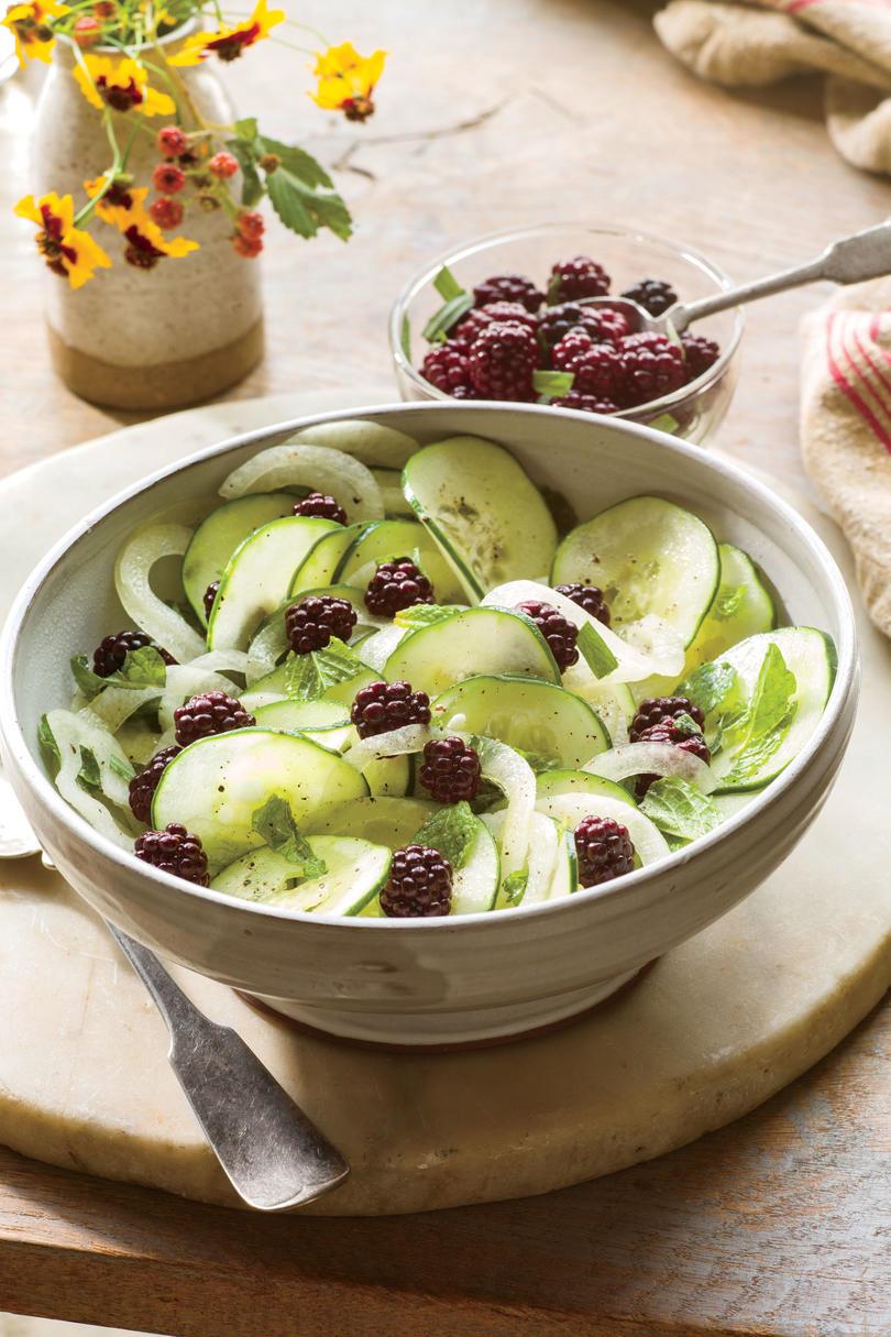मुंडा Cucumber Salad with Pickled Blackberries 