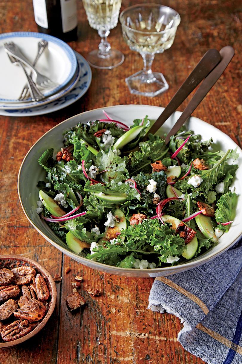 Pomme and Goat Cheese Salad with Candied Pecans
