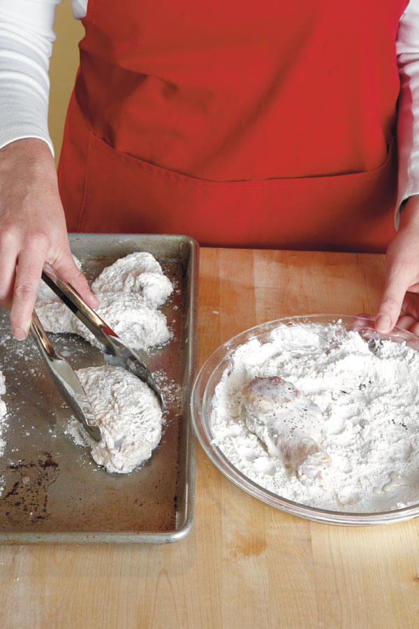 Korak 2: Dredge Chicken in Flour