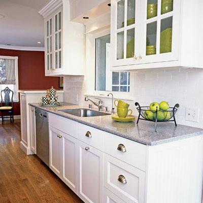 क्लासिक, white kitchen cabinets with gray marble countertops and glass panes in the upper cabinets 