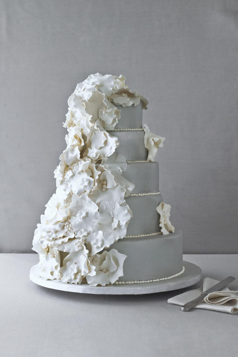 सुंदर Platinum Wedding Cake