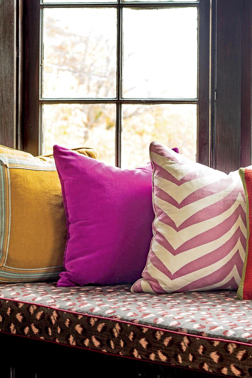 रंगीन Pillows on Window Bench