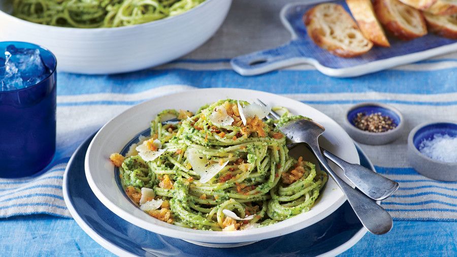 Spagetti with Pecan Pesto and Garlicky Breadcrumbs