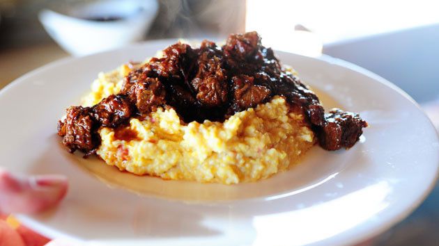 Fűszeres Stewed Beef with Creamy Cheddar Cheese Grits