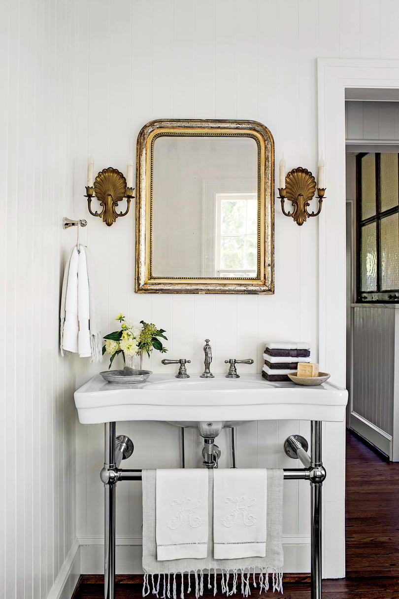 सोना Mirror in White Bathroom