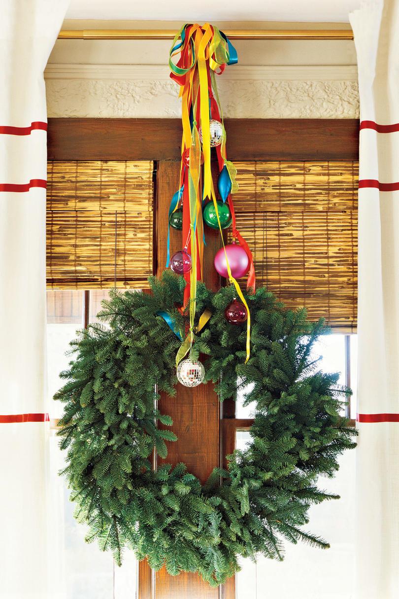 क्रिसमस Decorating Ideas: Curtain Rod Wreath