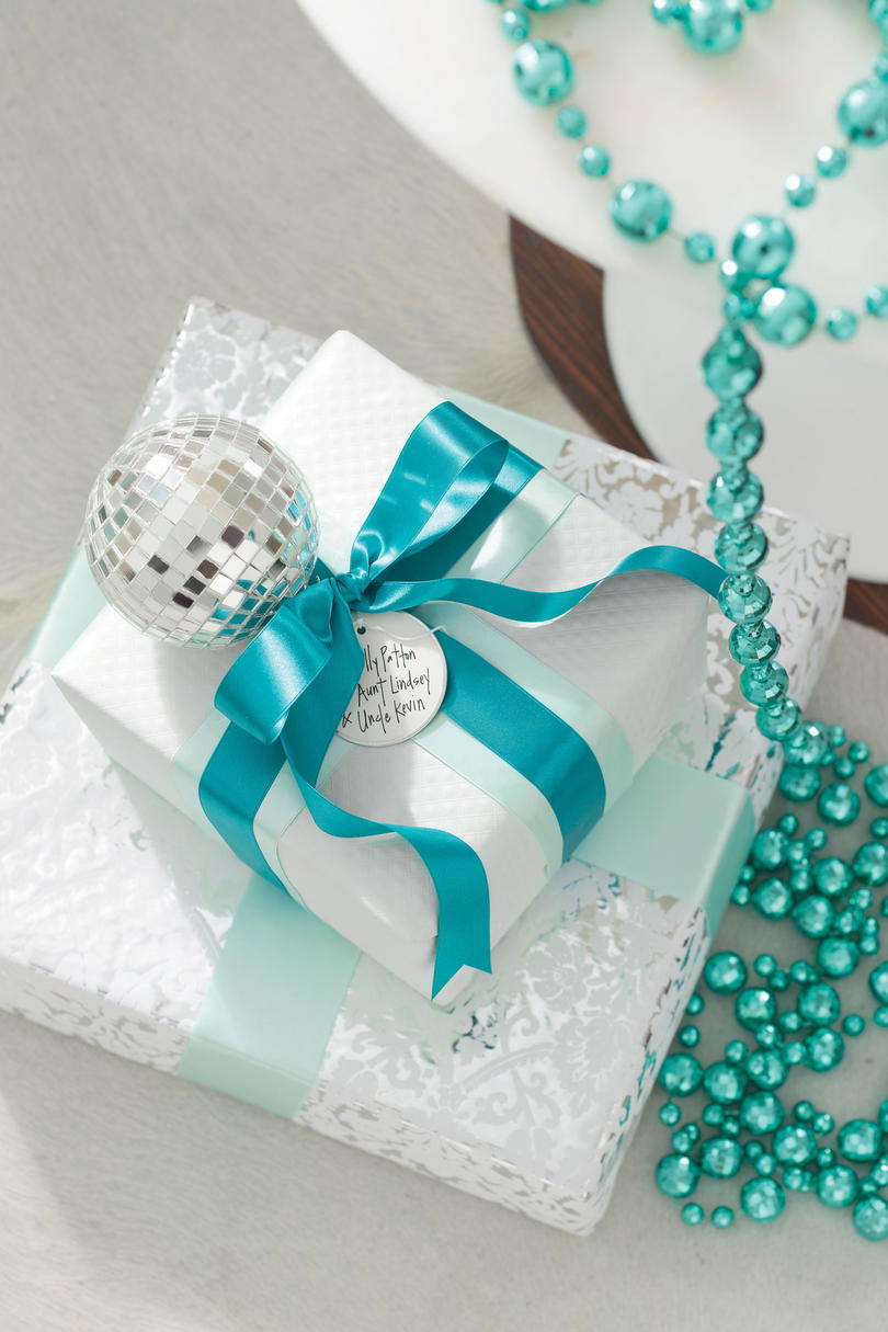Božić Decorating Ideas: Blue and White Gifts
