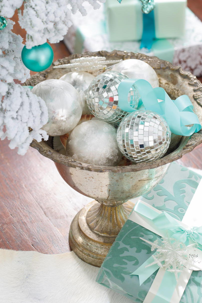 Božić Decorating Ideas: Bowl of Ornaments