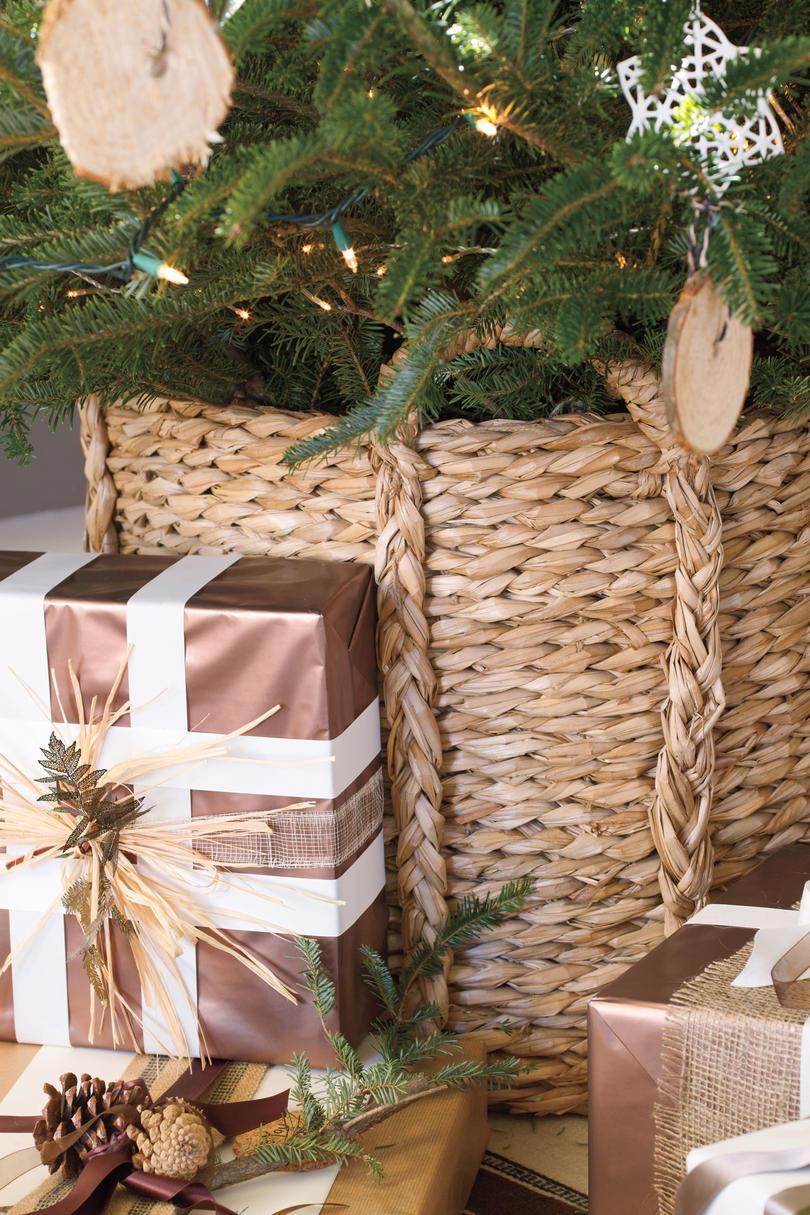 क्रिसमस Decorating Ideas: Tree Basket