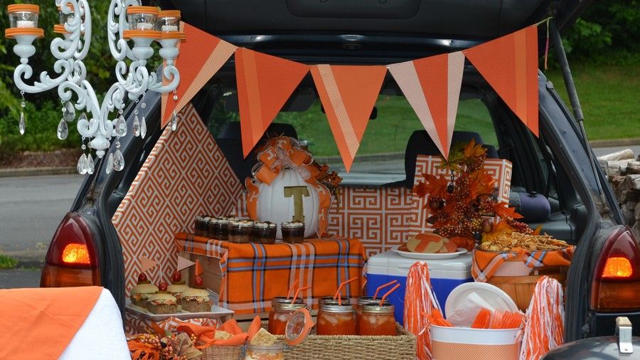 20 Incredible Ways to Decorate with Pumpkins This Fall For the Tailgate or Football Party