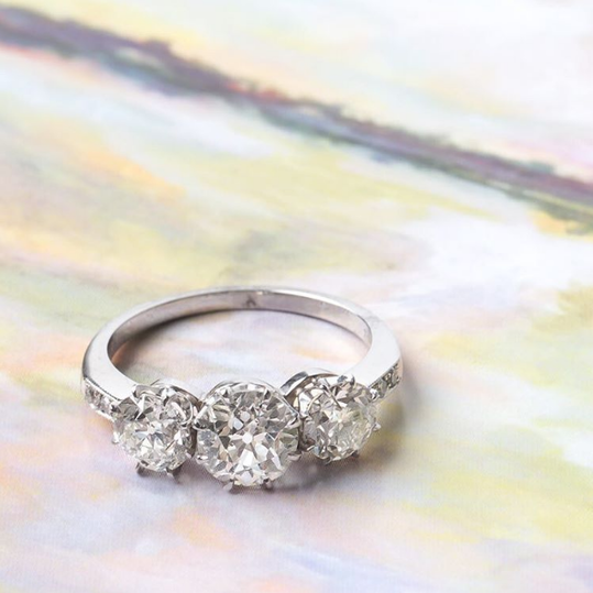 तीन Stone Engagement Ring