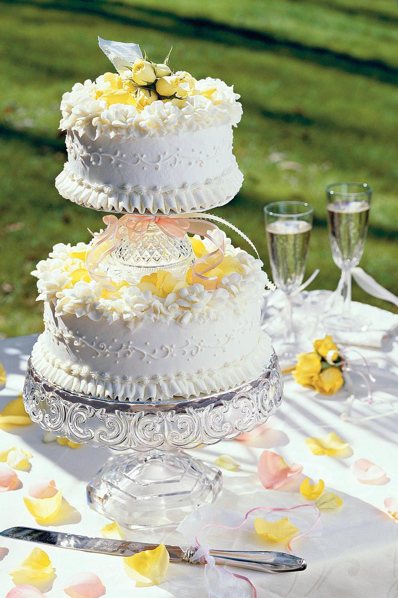 स्तरित Poppy Seed Wedding Cake