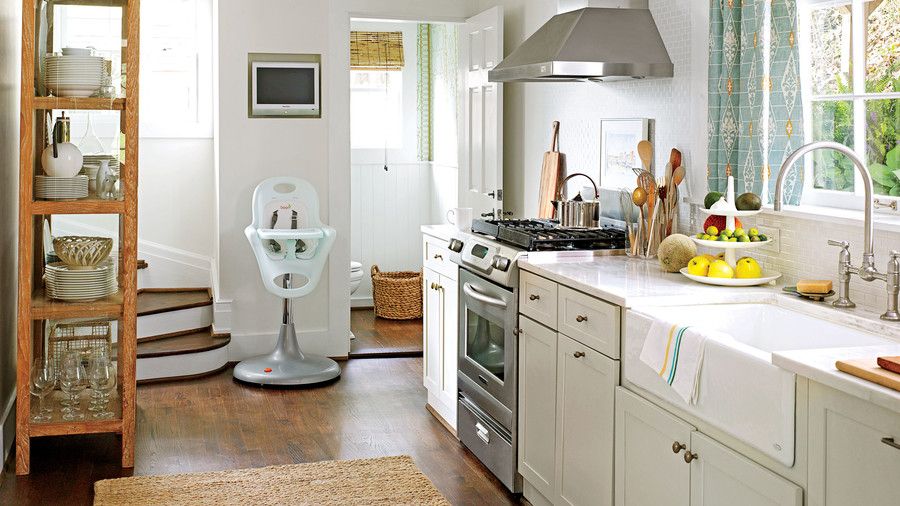 टिनी White Kitchen with Baby Chair