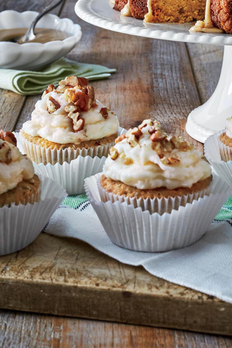 paahdettu Coconut-Pecan Cupcakes with Coconut-Cream Cheese Frosting