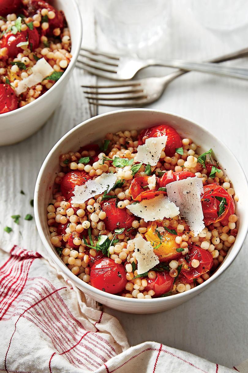 सिका हुआ Couscous and Tomato Salad