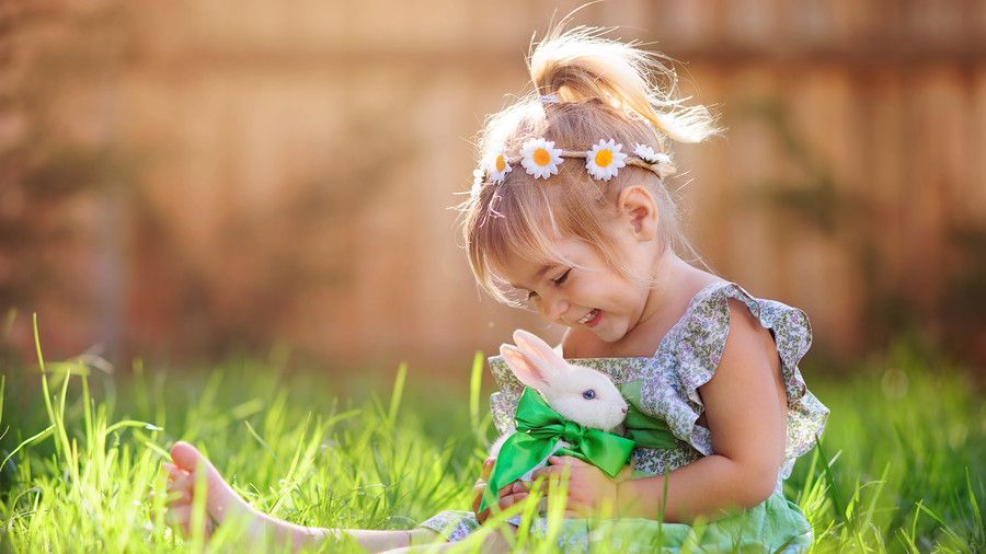 Κορίτσι with bunny sitting in the grass