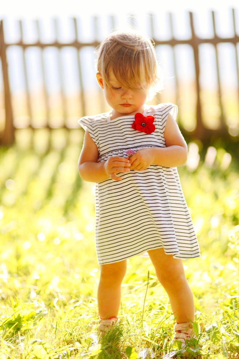बच्चा in Striped Dress