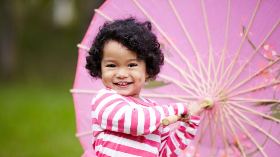 κορίτσι playing with a paper umbrella