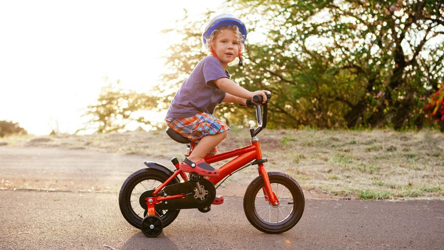 बच्चा Riding Red Bike