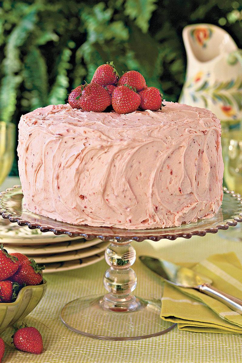 ट्रिपल डेकर Strawberry Cake
