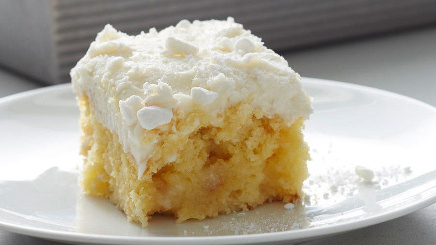 Βανίλια Buttermilk Poke Cake with Buttercream Frosting