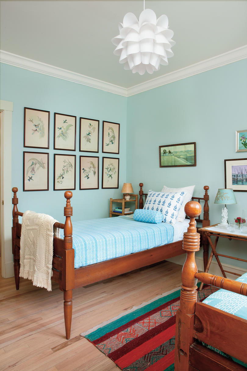 विंटेज Blue Twin Bedroom