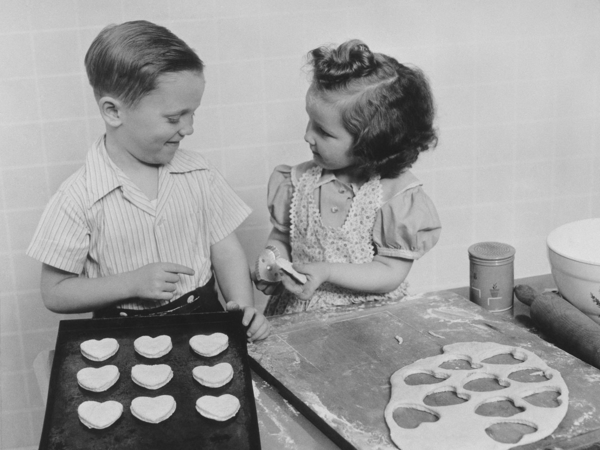 Lapset Baking Heart Cookies