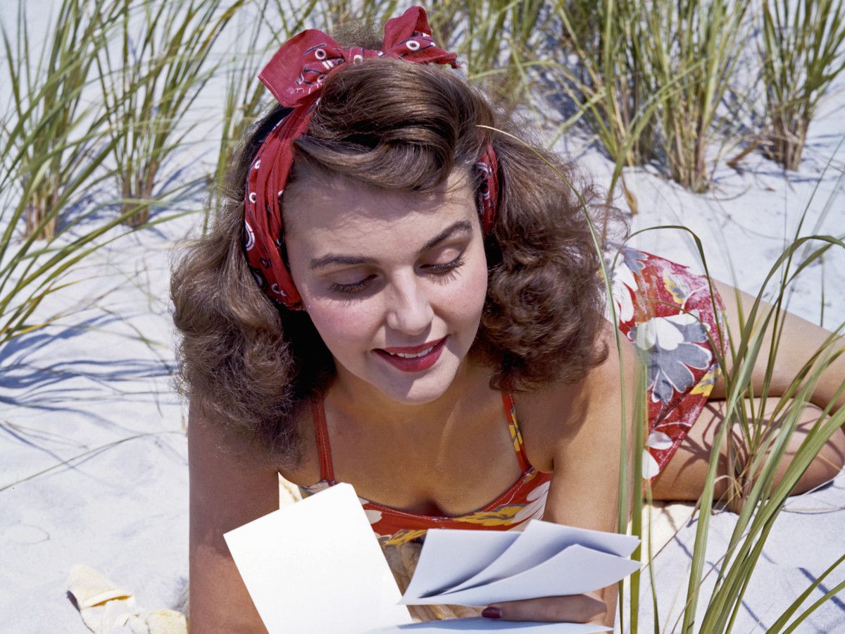 Nainen Reading Love Letters on Beach