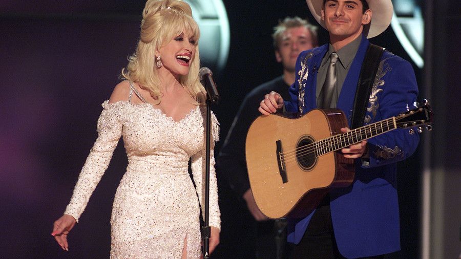 अविस्मरणीय Country Music Duets Brad Paisley and Dolly Parton